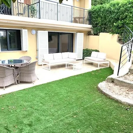 Les Volets Bleus Apartment *