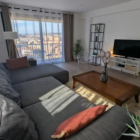 Les Volets Bleus Apartment *