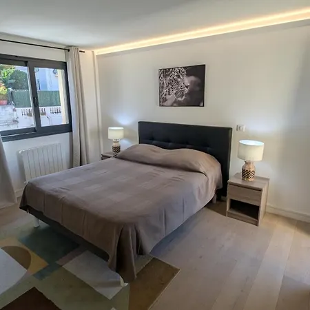 Les Volets Bleus Apartment